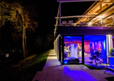 Nachtaufnahme einer Hochzeitsfeier im Marina Resort, beleuchteter Raum mit Gaesten, Hochzeitsreportage in Bayern.