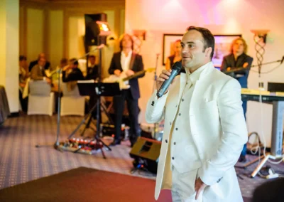 Hochzeitsfeier mit Redner und Band in Bad Wiessee, festliche Trauung am Tegernsee, Hochzeitsfotografie aus Muenchen.