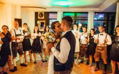 Brautpaar tanzt bei Hochzeitsfeier im Hotel Kolbergarten, umgeben von Gaesten mit Wunderkerzen. Hochzeitsfotograf Bad Toelz.