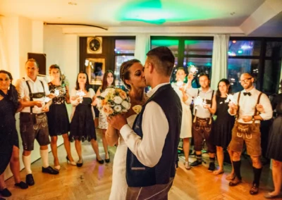 Brautpaar tanzt bei Hochzeitsfeier im Hotel Kolbergarten, umgeben von Gaesten mit Wunderkerzen. Hochzeitsfotograf Bad Toelz.