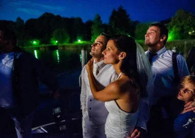 Brautpaar und Gaeste bei Nacht auf Hochzeitsfeier am Terrassenhof, Bad Wiessee. Hochzeit am Tegernsee dokumentiert.