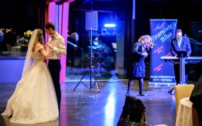 Hochzeitsfoto in Bernried: Brautpaar tanzt entspannt bei Hochzeitsfeier mit Livemusik im Marina Resort.
