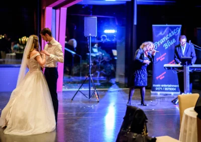 Hochzeitsfoto in Bernried: Brautpaar tanzt entspannt bei Hochzeitsfeier mit Livemusik im Marina Resort.