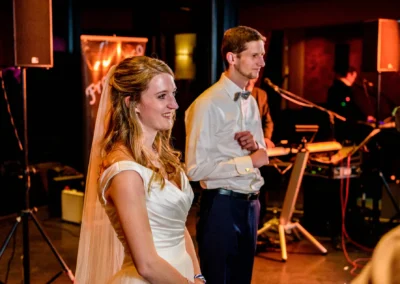 Brautpaar lacht bei Hochzeitsfeier in Bernried, Hochzeitsfotografie im stilvollen Ambiente.