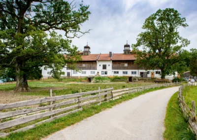 Hochzeitslocation auf Gut Georgenberg mit historischem Bauernhof und ländlichem Charme in Oberbayern.