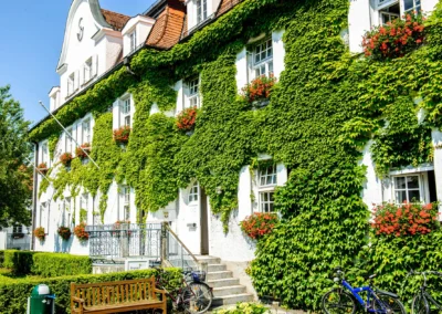 Außenansicht eines efeubewachsenen Gebäudes bei standesamtlicher Trauung in Haar bei München, Hochzeitsreportage.