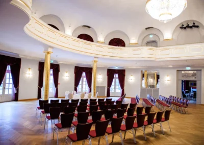 Stuhlreihen im eleganten Kurhaus Bad Tölz, bereit für eine standesamtliche Trauung im Rahmen einer Hochzeitsreportage.