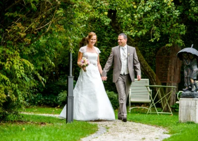 Brautpaar beim Shooting im Garten des Gutsgasthof Stangl, Hochzeitsfotografie in Neufarn bei Muenchen.