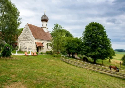 Hochzeitslocation mit Kapelle und Pferd bei Gut Georgenberg, ideal für Hochzeitsfotograf in Oberbayern.