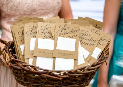 Korb mit Taschentuchverpackungen bei Hochzeit auf Schloss Sulzemoos. Hochzeitsfotografie festlich und elegant.