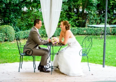 Brautpaar-portrait im Garten des Gasthof Stangl, Neufarn bei Muenchen. Hochzeit in romantischer Umgebung.