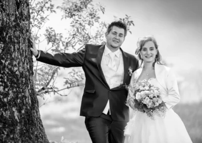 Brautpaarshooting nahe Kirche Maria Heimsuchung, Hochzeitsportrait mit Blumenstrauss, Hochzeitsfotograf in Oberbayern.