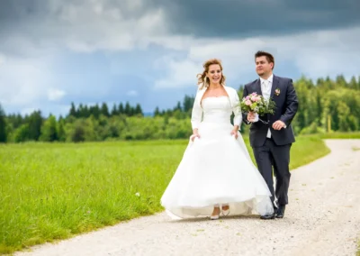 Brautpaar auf ländlichem Weg in Oberbayern, Hochzeitsportraits bei Holzkirchen.
