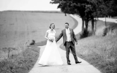 Brautpaar im Freien bei Hochzeit in Neufarn, romantische Hochzeitsfotos auf Landweg, festgehalten vom Hochzeitsfotografen.