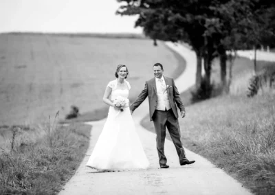 Brautpaar im Freien bei Hochzeit in Neufarn, romantische Hochzeitsfotos auf Landweg, festgehalten vom Hochzeitsfotografen.