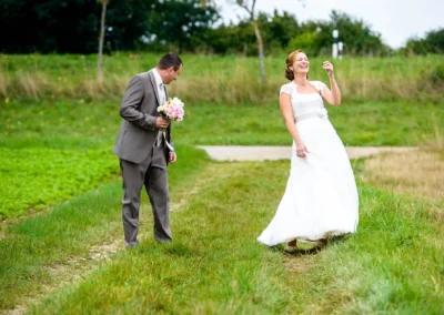 Brautpaar lacht beim Hochzeitsshooting in Neufarn bei Muenchen, festgehalten vom Hochzeitsfotograf.