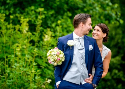 Brautpaar beim Fotoshooting im Grünen bei Moosach, Hochzeitsfotografie von Hochzeitsfotograf in Oberbayern.