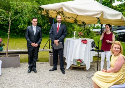 Freie Trauung auf Gut Schloss Sulzemoos mit Musikerin, Redner und Gaesten bei einer Hochzeitsreportage.