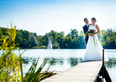 Brautpaarshooting am Steg, Wesslinger See, nahe Muenchen; Hochzeitsfoto in idyllischer Natur, Hochzeitsportraet.