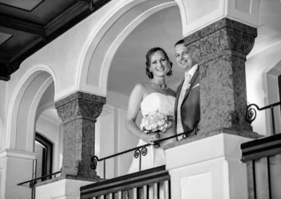 Brautpaar beim Hochzeitsshooting im Gutsgasthof Stangl, romantische Hochzeitsfotografie in Neufarn bei Muenchen.