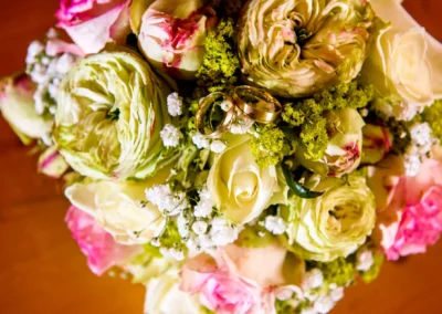 Blumenbouquet mit Eheringen, aufgenommen bei einer Hochzeit in Moosach. Hochzeitsfotografie in Oberbayern.