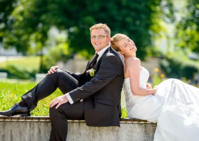 Brautpaar im Freien bei Hochzeitsshooting in Oberbayern, Hochzeitsreportage von Hochzeitsfotograf nahe München.