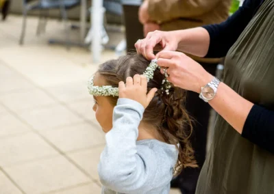 Kind mit Blumenkranz bei kirchlicher Trauung nahe Holzkirchen, Hochzeitsfoto.