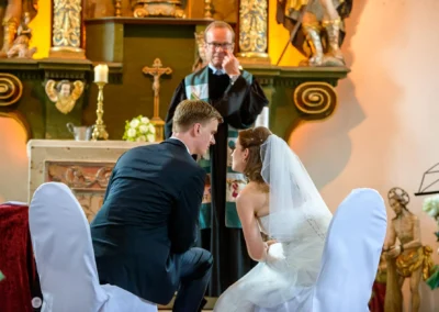 Brautpaar bei kirchlicher Trauung in Gut Georgenberg, Hochzeitsfotografie, emotionaler Moment in Oberbayern.