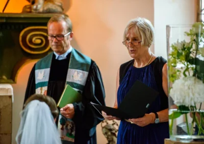 Pfarrer und Frau bei kirchlicher Trauung in Gut Georgenberg, Hochzeitsfotografie südöstlich von München.
