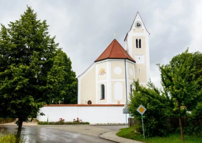 Kirchliche Trauung in der Dorfkirche Moosach, umgeben von gruener Landschaft, perfekter Ort fuer Hochzeitsfotografie.