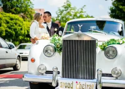 Vintage Hochzeitsauto und Brautpaar nach standesamtlicher Trauung in Haar bei Muenchen. Elegante Hochzeitsfotografie.