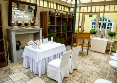 Freie Trauung bei Hochzeit im Gasthof Stangl, elegant dekoriert mit Blumen und Kerzen, aufgenommen von Hochzeitsfotograf.