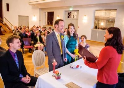 Standesamtliche Trauung im Kurhaus Bad Toelz mit Brautpaar und Gaesten. Hochzeitsfotograf dokumentiert den Moment.