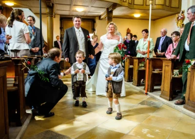 Brautpaar mit Kindern in der Kirche bei der Trauung in Osterwarngau, aufgenommen von Hochzeitsfotograf in Bayern.