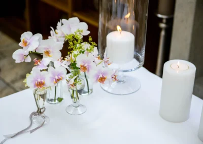 Orchideen und Kerzen auf Hochzeitstisch bei freier Trauung im Gasthof Stangl, dekoratives Hochzeitsfoto