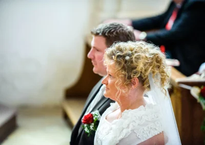 Brautpaar in der Frauenkirche Osterwarngau bei der kirchlichen Trauung, Hochzeit in Bayern.