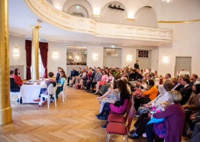 Standesamtliche Trauung im Kurhaus Bad Toelz mit vielen Gaesten, elegantem Interieur und Hochzeitsreportage.
