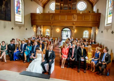 Hochzeitsreportage in der neuapostolischen Kirche, Oberbayern. Gäste während der kirchlichen Trauung in Miesbach.