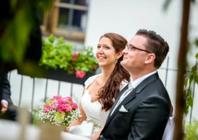 Brautpaar bei freier Trauung in Gut Schloss Sulzemoos, Braut mit Blumenstrauss, Hochzeitsfotografien aus Sulzemoos.