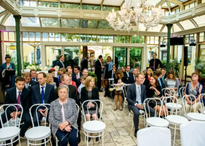 Gaste sitzen bei der freien Trauung im Gutsgasthof Stangl, Hochzeitsfoto im Landkreis Ebersberg bei Muenchen.