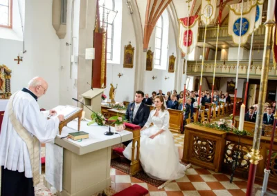 Brautpaar bei kirchlicher Trauung in der Kirche Mariä Heimsuchung in Grosshartpenning. Hochzeitsfotografie.
