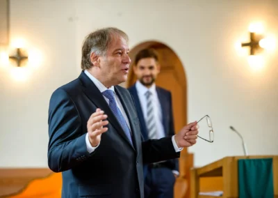 Kirchliche Trauung in der neuapostolischen Kirche, Miesbach. Gesprochene Worte und Emotionen bei der Hochzeitsreportage.