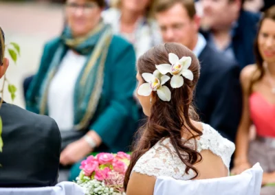 Brautstrauss und Blumen im Haar der Braut bei freier Trauung im Gut Schloss Sulzemoos. Hochzeitsreportage.