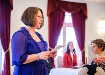 Gast gibt Rede bei standesamtlicher Trauung in Kurhaus Bad Toelz, festgehalten von Hochzeitsfotograf.