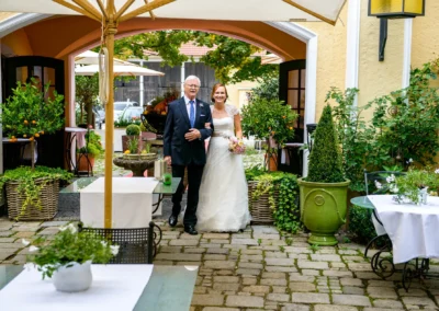 Braut und Begleiter bei der freien Trauung im Gasthof Stangl, Hochzeitsfotografie in Neufarn bei Muenchen.