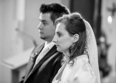 Brautpaar bei kirchlicher Trauung in der Kirche Mariae Heimsuchung, Hochzeitsfotograf aus dem Kreis Miesbach.