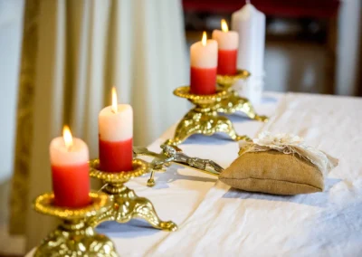 Kerzen auf einem Altar bei einer kirchlichen Hochzeit in der Dorfkirche Moosach, Hochzeitsreportage.