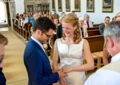 Das Brautpaar tauscht Ringe in der Kirche St. Benedikt Gelting. Hochzeitsfotografie im Kreis Bad Toelz-Wolfratshausen.