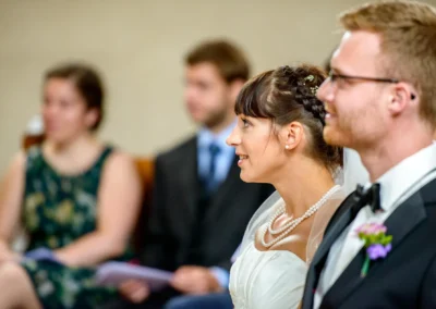 Brautpaar bei kirchlicher Trauung in Miesbach, aufgenommen von einem Hochzeitsfotografen, Hochzeitsreportage.