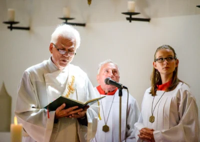 Priester bei kirchlicher Trauung in St. Vitus nahe Muenchen, begleitet von Messdienern, Hochzeitsfotograf.
